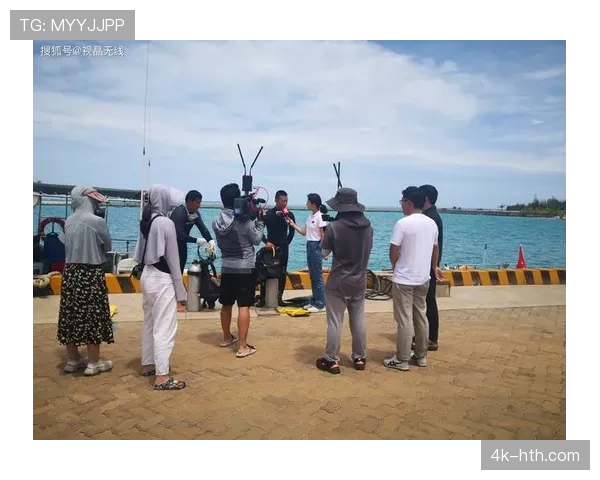 雨战中，场边摄影师使用的防水相机与实时传输设备成为关注焦点